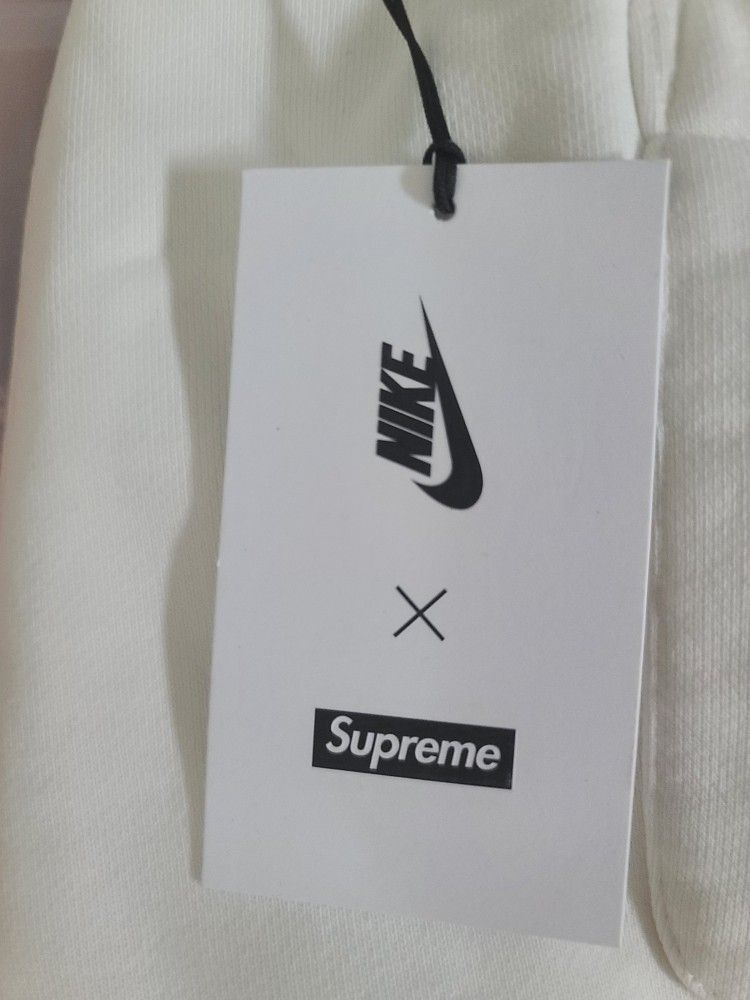 Supreme+NIKE XL White Sweatpants New With Tags. Was a gift and don't fit.