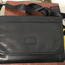Tumi Alpha  Black Leather Croosbody Messenger Bag. Medium Size 10x14