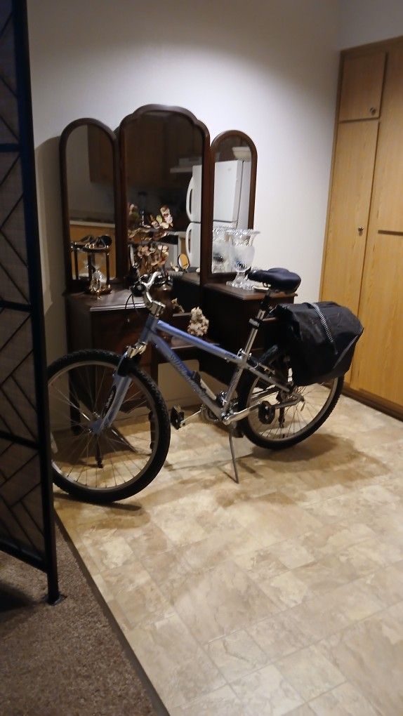 SPECIALIZED 21 SP. MTN BIKE W/EXTRAS!