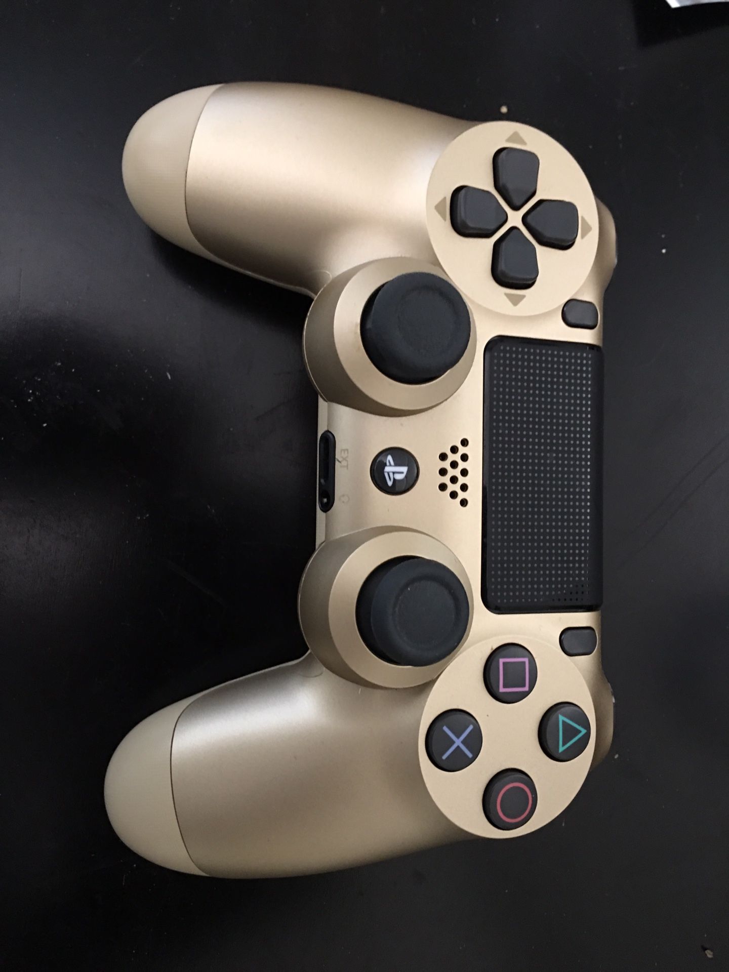 PS4 GOLD CONTROLLER PERFECT CONDITION 35$