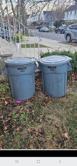 BRUTE 44 GAL TRASH BINS