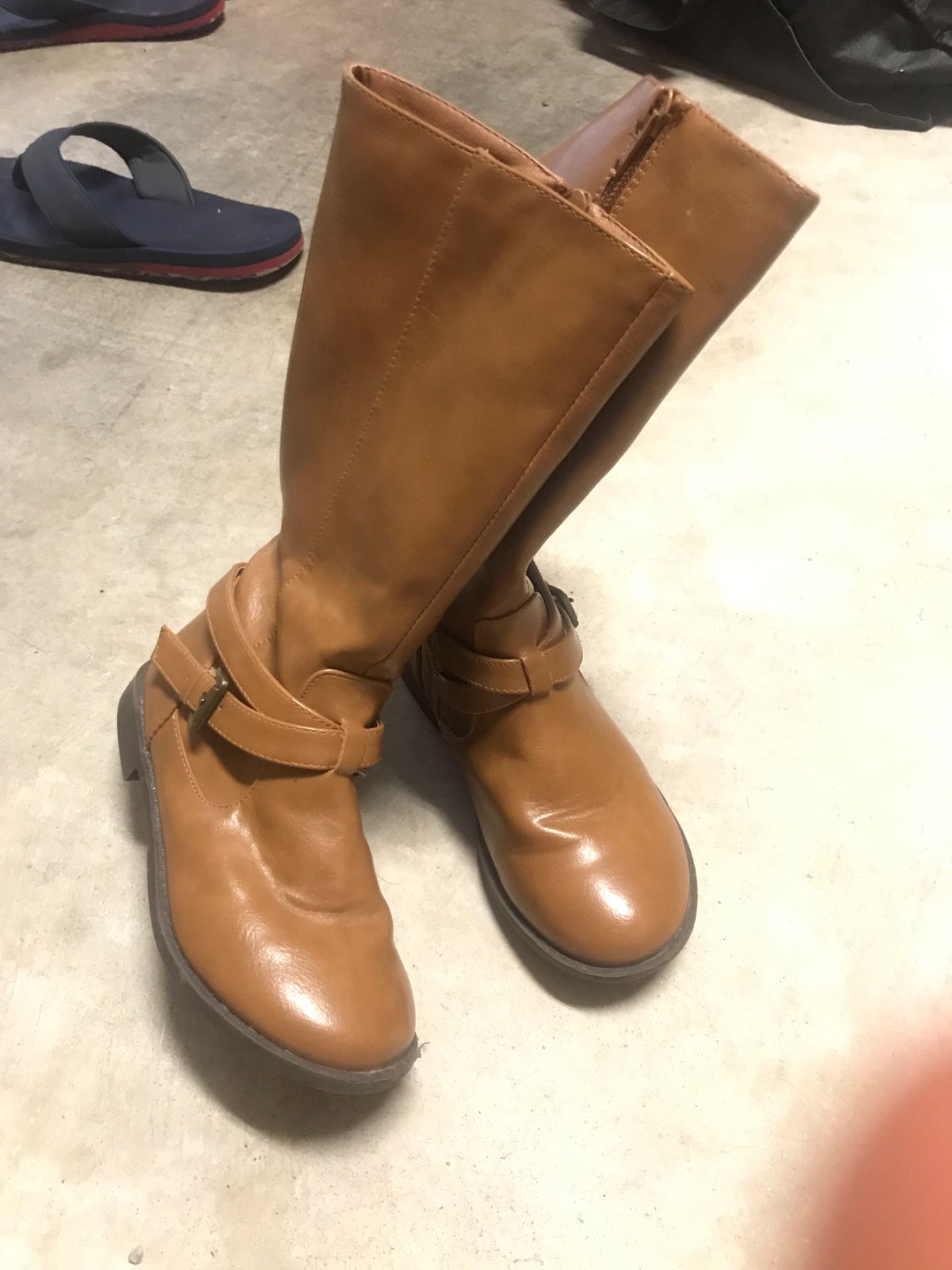 Girls boots size 1 $10