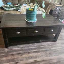 Great Coffee Table With 3 Large Drawers For Storage 