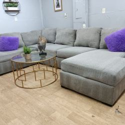 🛋️💥 Broyhill Sectional 💥 Free Delivery And Financing Available!