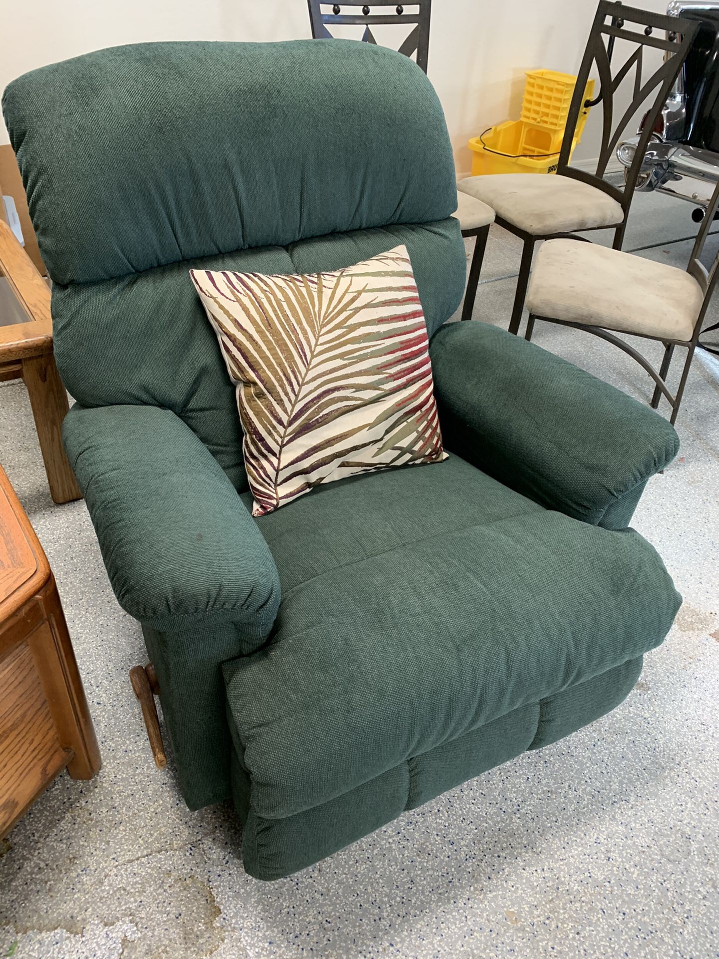 RECLINER COUCH IN EXCELLENT CONDITION!!