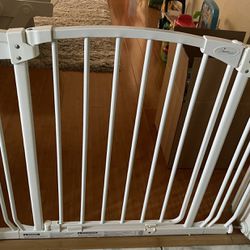 Dreambaby Chelsea Auto-Close Baby Safety Gate (38-46 inches)