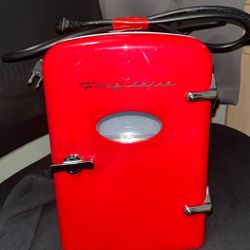 “Mini Mini” Fridge Frigidaire 