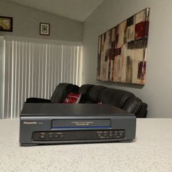 * PANASONIC * HQ * 4-HEAD OMNIVISION HI-FI STEREO VHS VCR. LIKE NEW . MUST SEE TO FULLY APPRECIATE . 