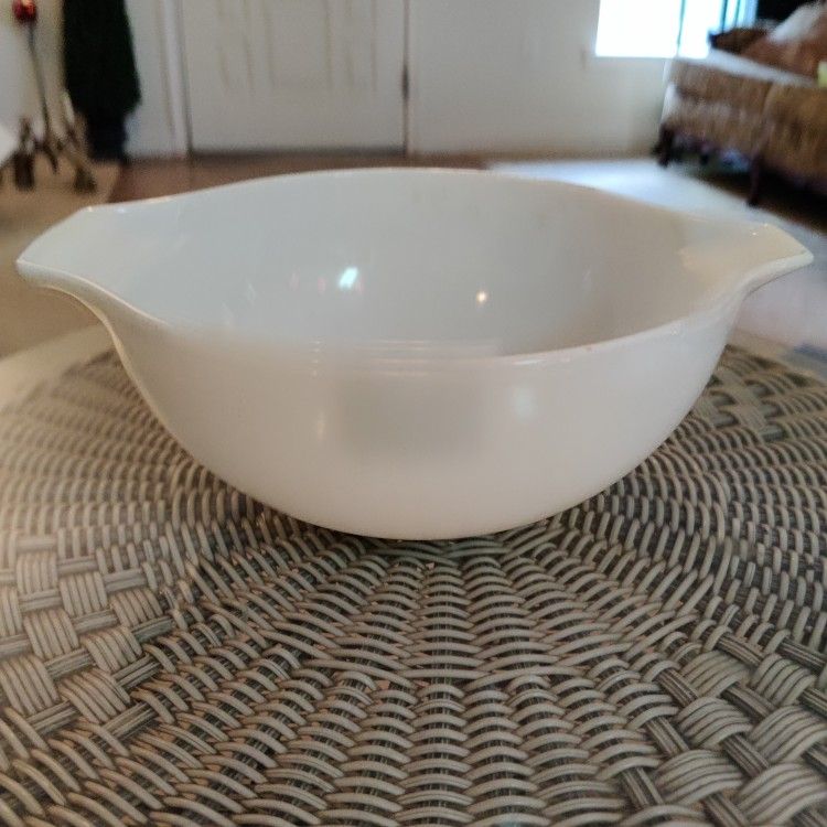 Vintage Pyrex Solid Opal White Mixing Bowl #443 Cinderella 2 1/2 Quart - RARE
OPAL