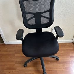 Office Chair. In Good Condition. See Pics. Adjustable Height And Armrests. $30. Yes, It’s Available 👋👋