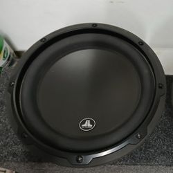 1 - 8" JL Audio 8W3V3-4 Subwoofer 