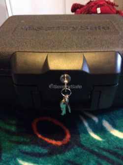 Sentry safe like new 15$