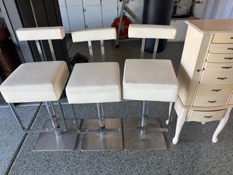 4 Barstools & jewelry stand