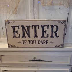 Farmhouse HALLOWEEN sign.