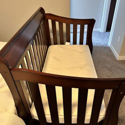 Delta Children Bentley 4 in 1 Convertible crib for Sale in Arlington WA OfferUp