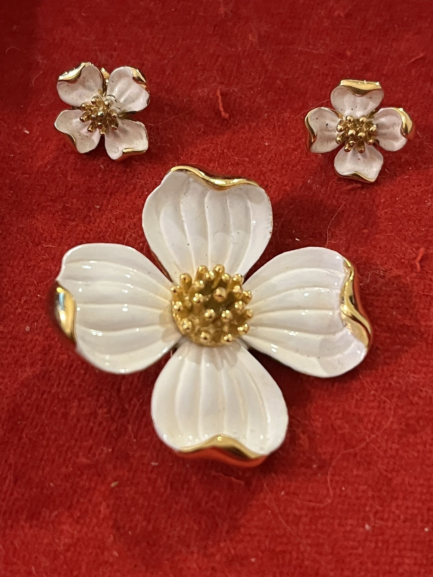 Vintage 1960s Trifari signed White Enamel With Gold Tone Brooch With Matching Earrings