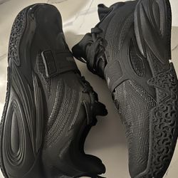 KYRIE Triple black 