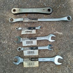 Brand new 5 Piece Master Mechanic Open End Wrench Set And A vintage Double Side Ratchet Craftsman 25$