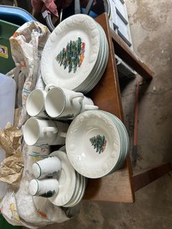 Gibson Christmas  6 Piece Plate Setting And Extra Serving Bowl And Salt And Pepper Shaker Set And Cream And Sugar Set 