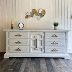 Beautiful wooden vintage dresser American of martinsville, good condition, working well, original handle, in antique white color. Unique design, lot s