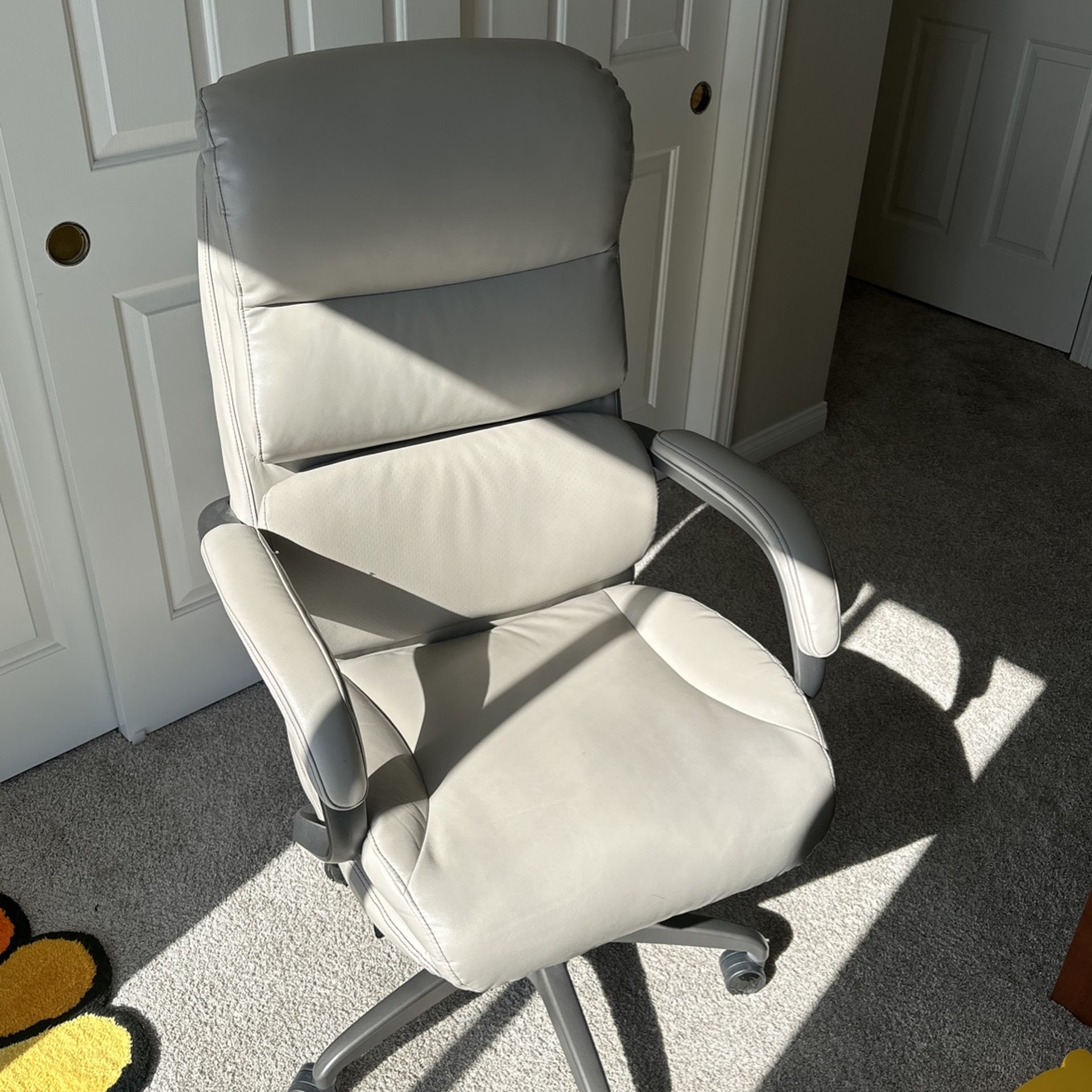 La-Z-Boy Aberdeen Bonded Leather Executive Chair, Beige (LF51122)
