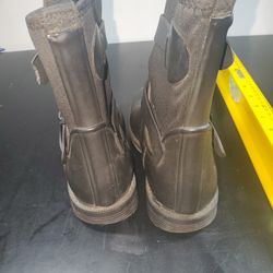 Black Rubber Boots Women's Sz 7.

left foot tear from the bottom sole.  worn on the bottom too 