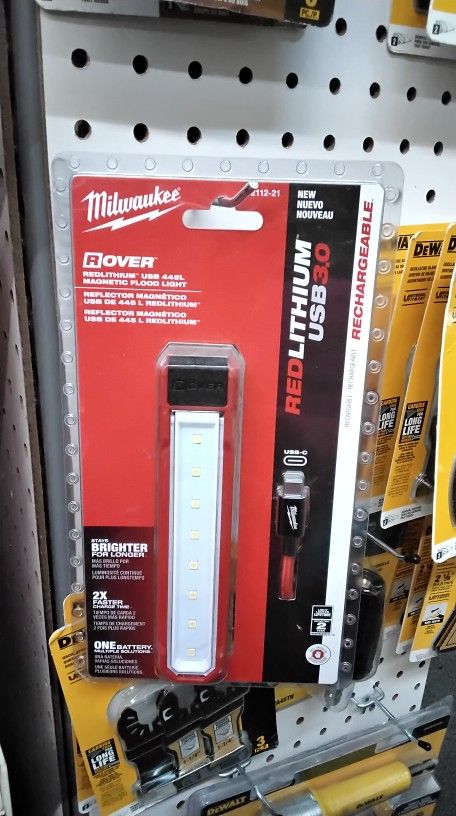 MILWAUKEE ROVER REDLITHIUM USB 445L MAGNETIC FLOOD LIGHT