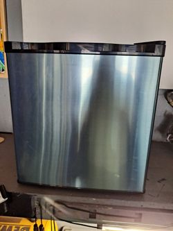 Mini fridge brand new still got stickers