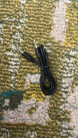 Este es un cable de audio auxiliar estándar con conectores macho de 3.5 mm en ambos extremos.