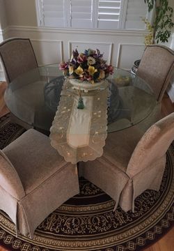 Glass dining table with 4 chairs in MINT condition