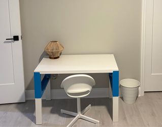 🛋️ Kids Desk & Chair Set – Excellent Condition!