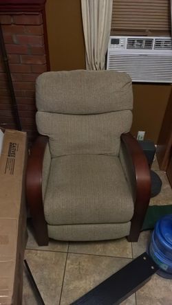 Lazy boy with usb plug, will let go for $100 cash with pickup.