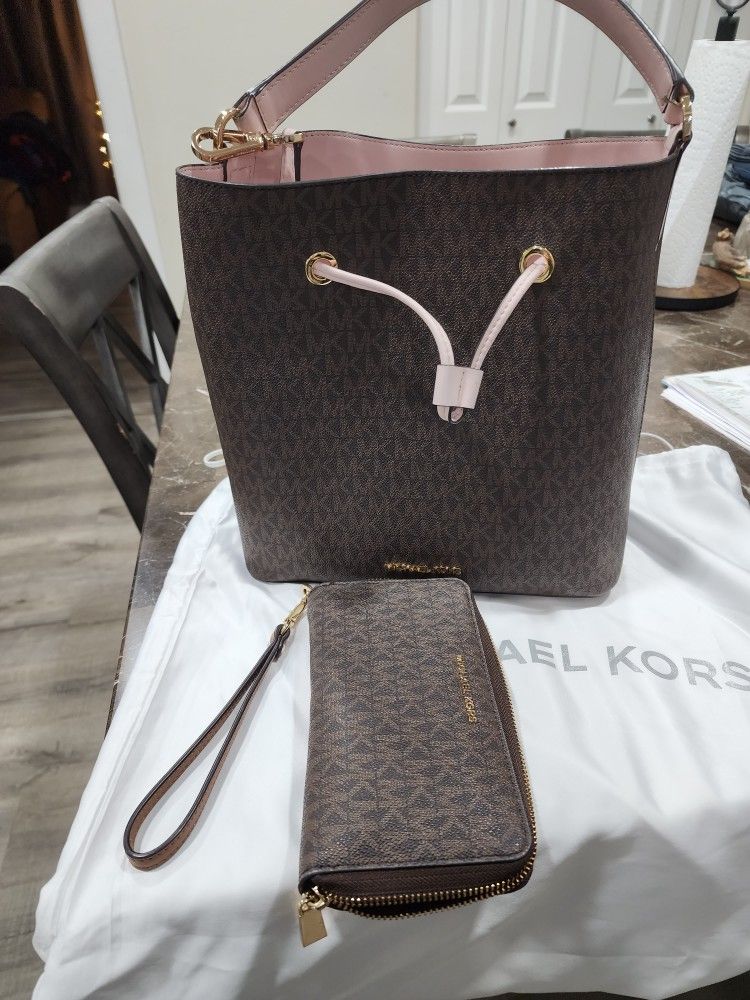 Michael Kors Large Bucket Handbag With Wallet