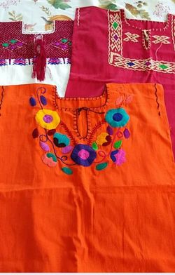 Blusas bordadas a mano
