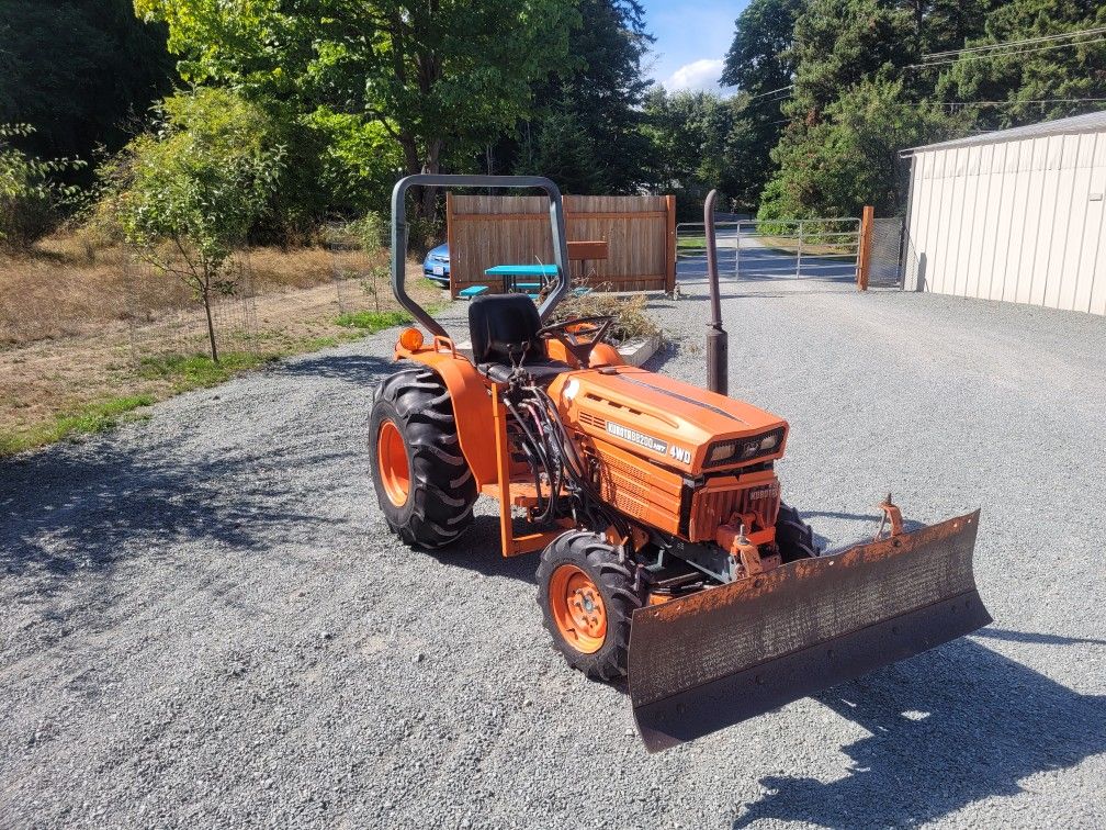 Kubota b8200 4x4 tractor for Sale in Stanwood, WA OfferUp