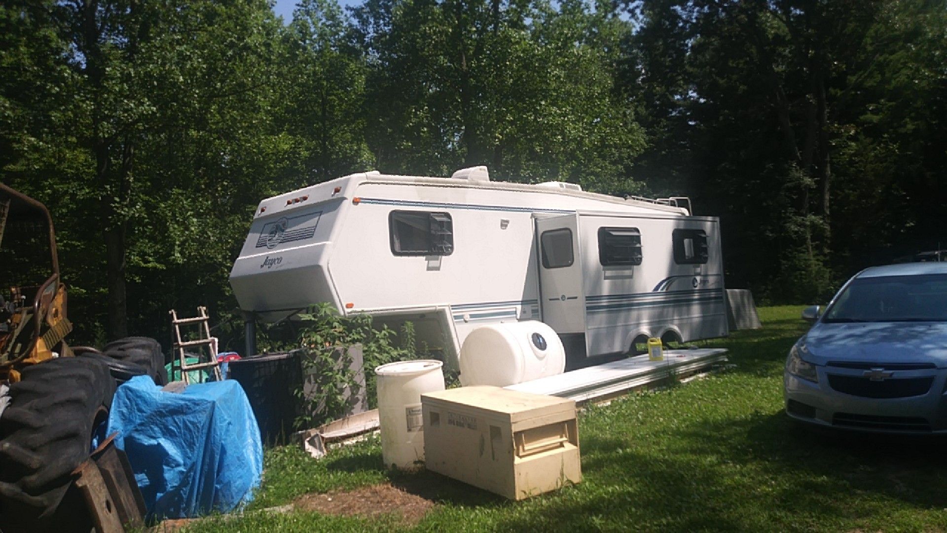 Jayco 5th wheel camper with pop out kitchen an living room