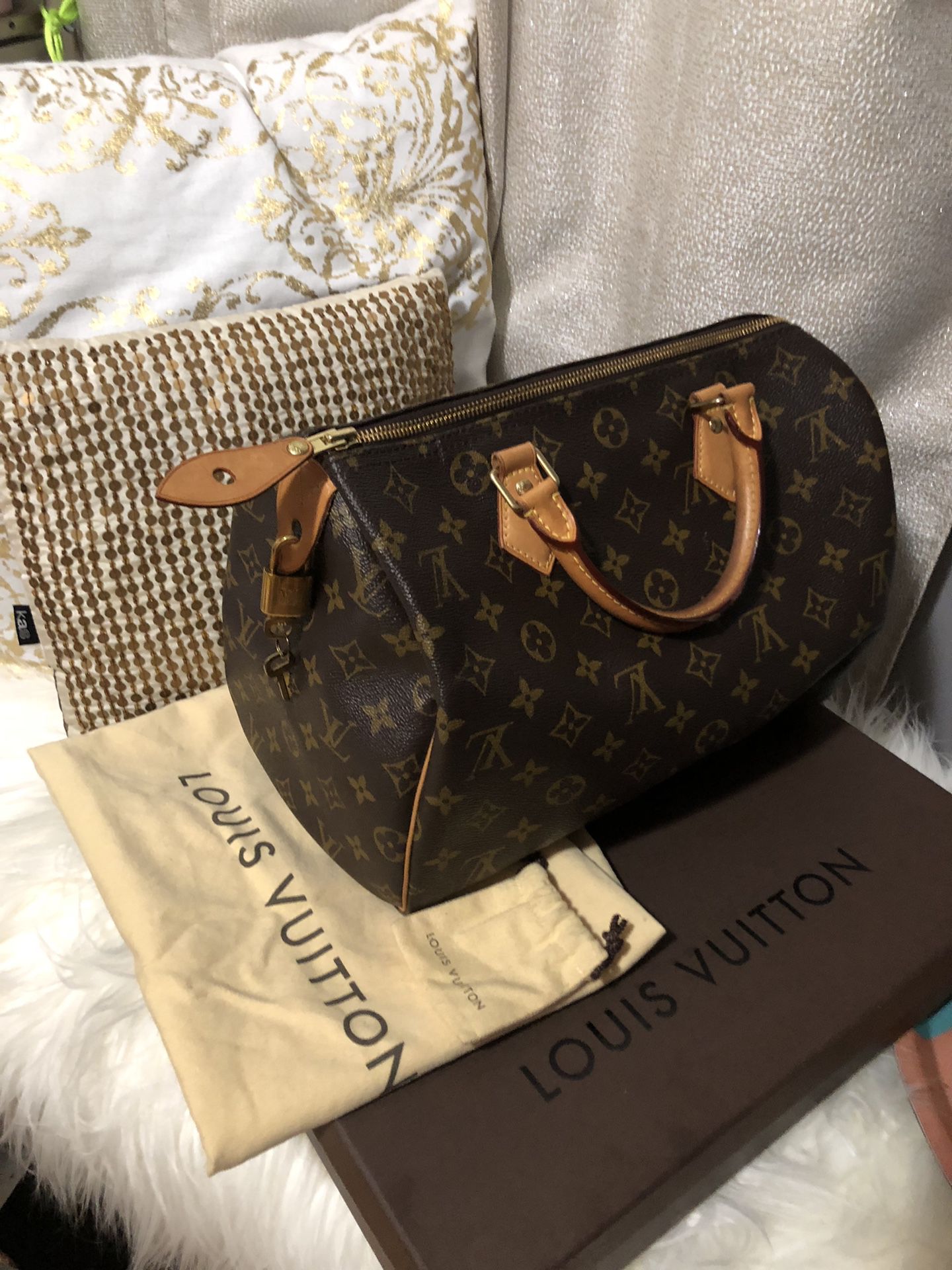 In amazing condition LV speedy 30 comes with box/dust bag and keys