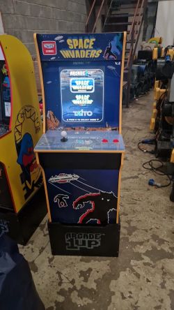 Arcade1Up Space Invaders 40th Anniversary w/ Riser – Excellent Condition