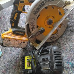 DeWalt Cordless Saw With Battery And Charger 