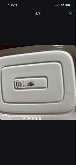 . It’s A Beautiful serving Dish it’s Bigserving dish the color is white. It is from Macy’s. It’s never been used