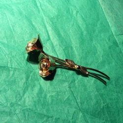 Gold tone rose pin