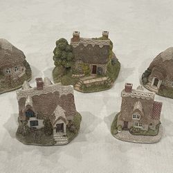 Collection of 5 detailed Lilliput Lane miniature British cottages.