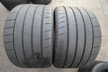 2 USED TIRES BRIDGESTONE 305/35/20