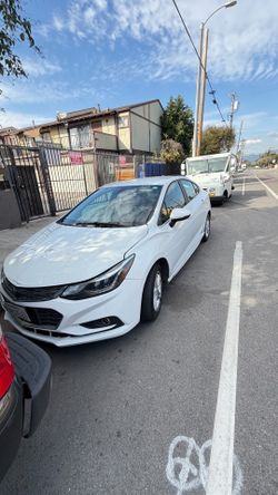 white 2017 Chevrolet Cruze