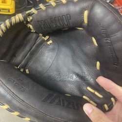 Mizuno Catchers Glove Baseball 34” 