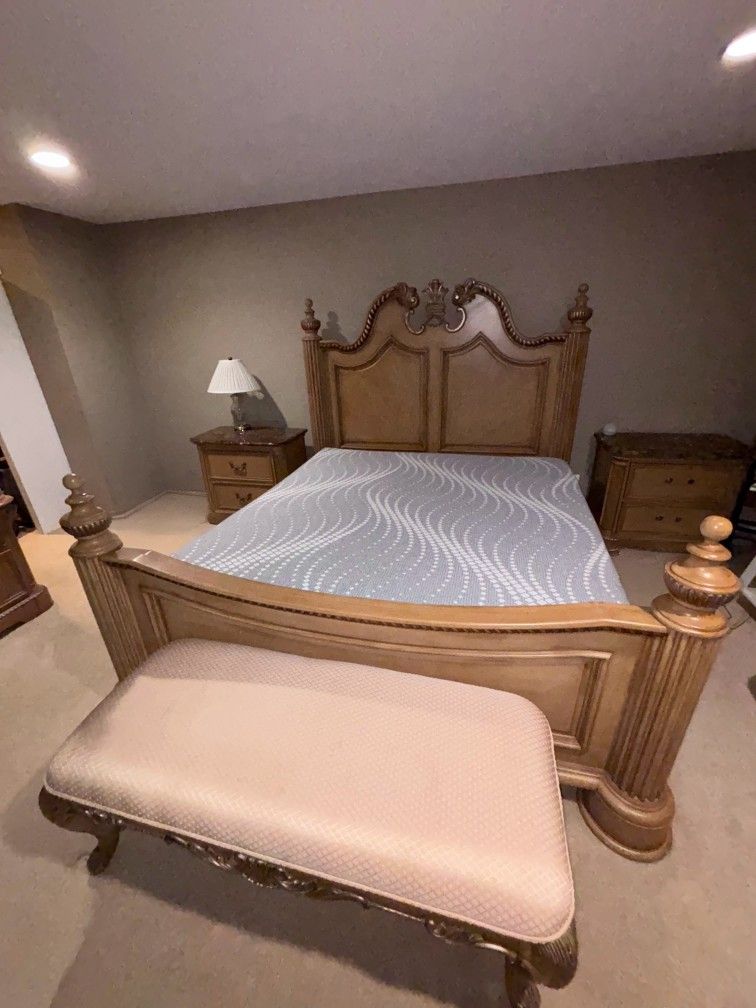 American Drew Traditional King Bedroom Set 7 pieces