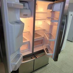 NICE SAMSUNG FRIDGE. 