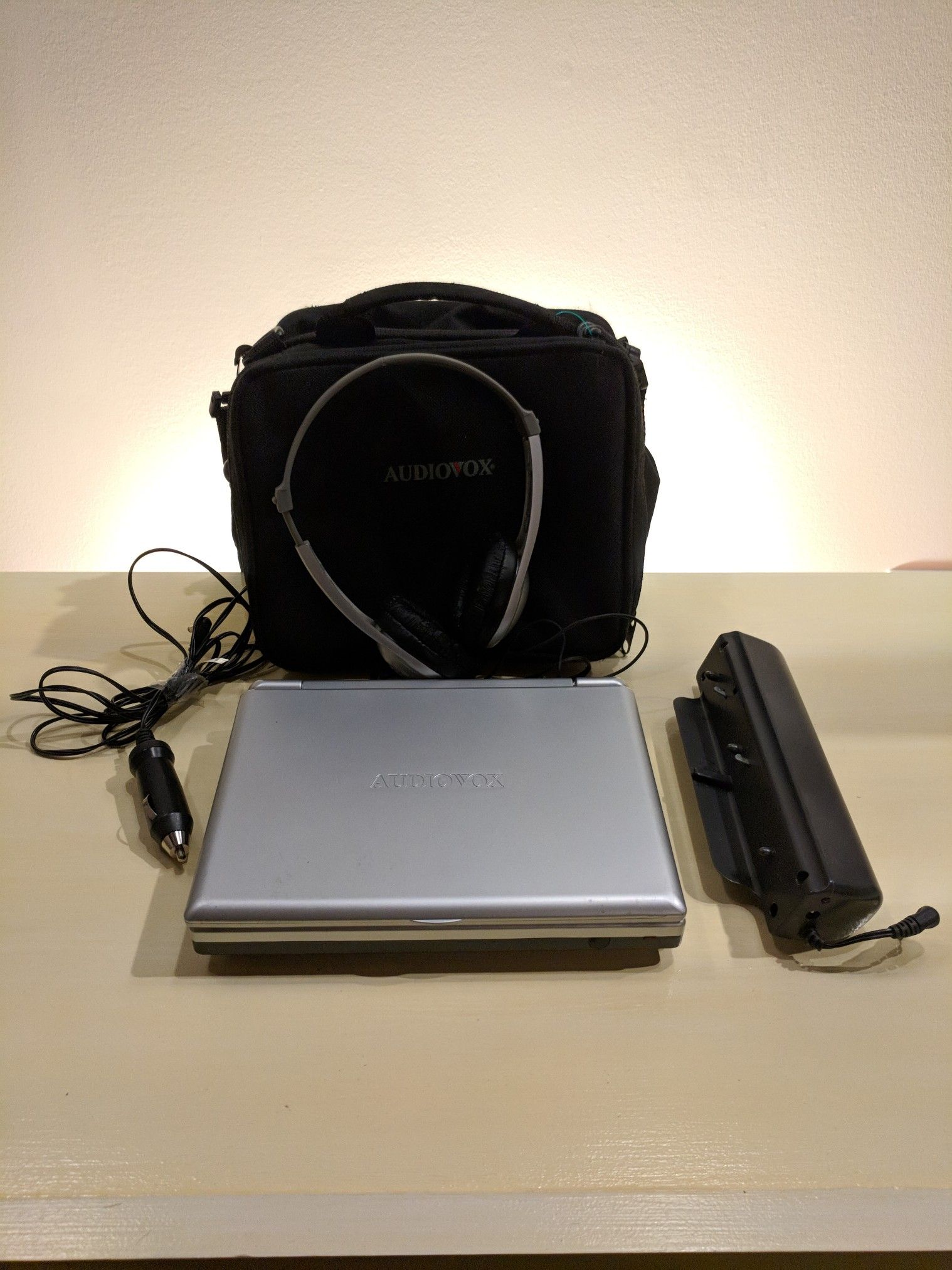 Audiovox D1708 Portable DVD Player 7" with Case/Battery/Headphones/Car Charger