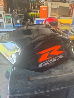 (Comes with free riders seat) 2007 susuki gsxr 750 gas tank cover