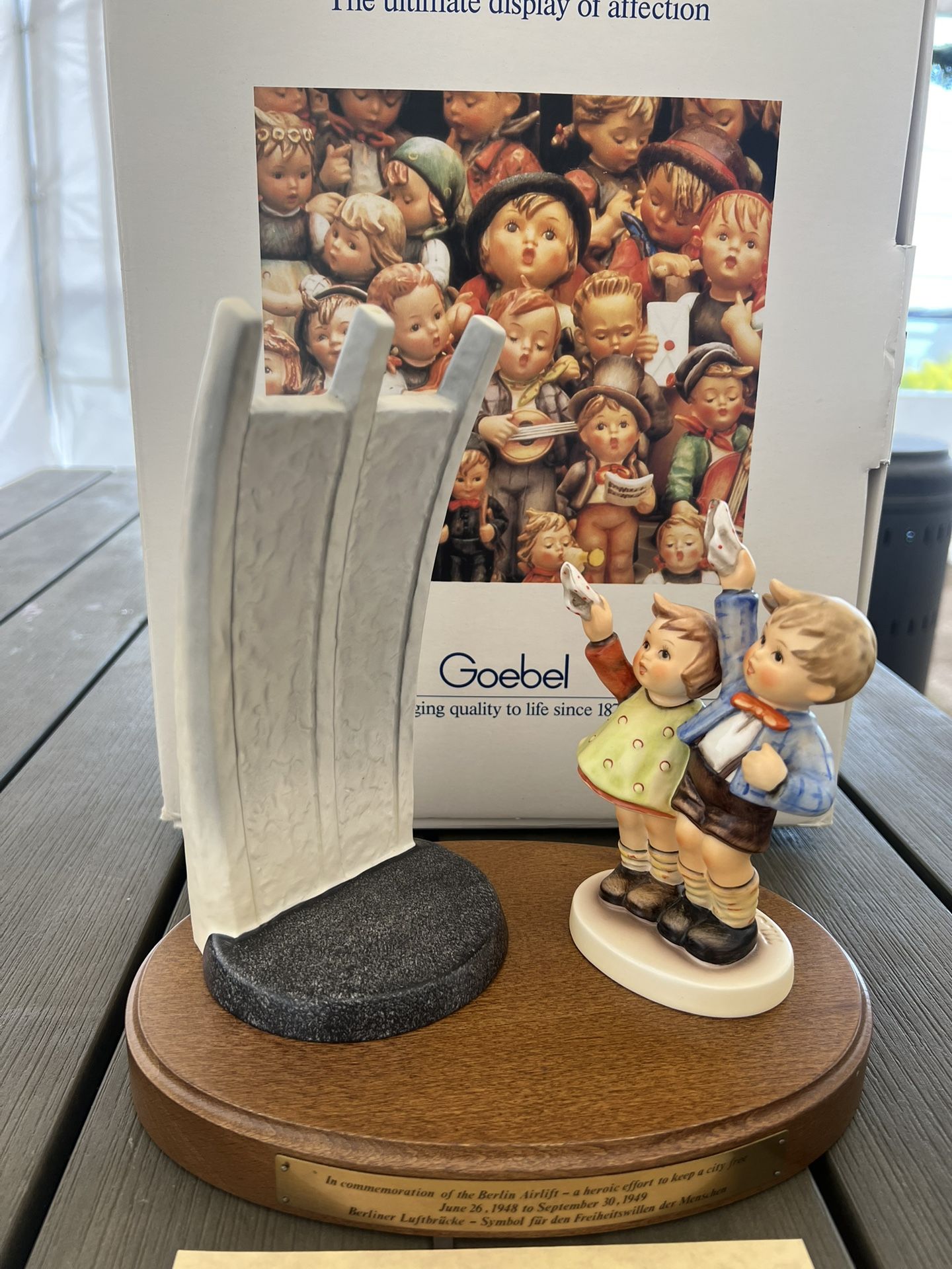 Goebel Berlin Airlift #83 Luftbrucke Berlin Porcelain Figurine and Wall